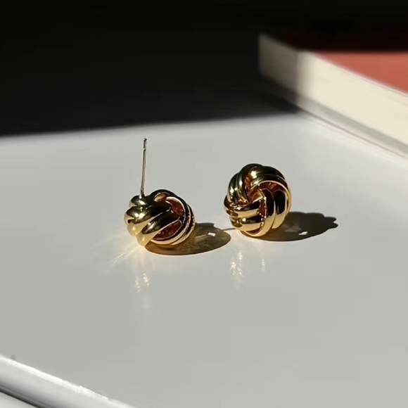 My favorite style earrings from the 80s. Gold tone knots. - Picture 2 of 3